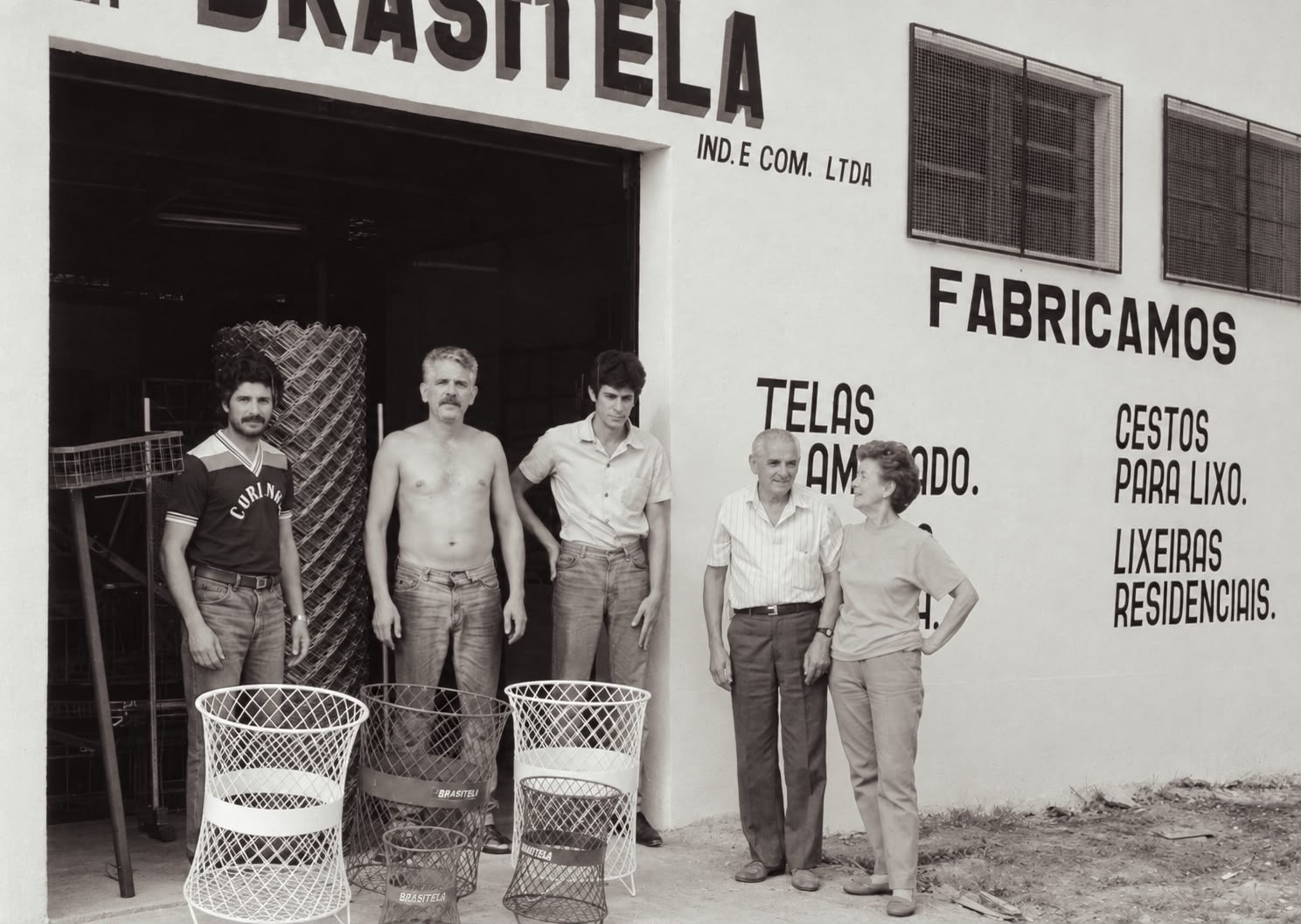 Equipe da Brasitela em frente à fábrica nos primeiros anos da empresa